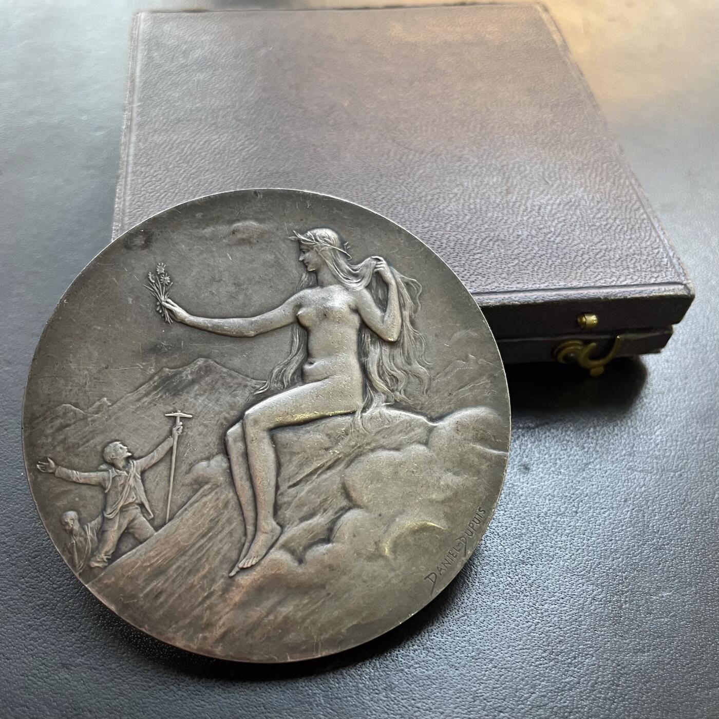 「木头集藏」章牌精品专场！ D.Dupuis～法国阿尔卑斯俱乐部摄影比赛原盒银奖章，直径：64mm，113g，边铭：丰饶角 ARGENT，名家少见作品！