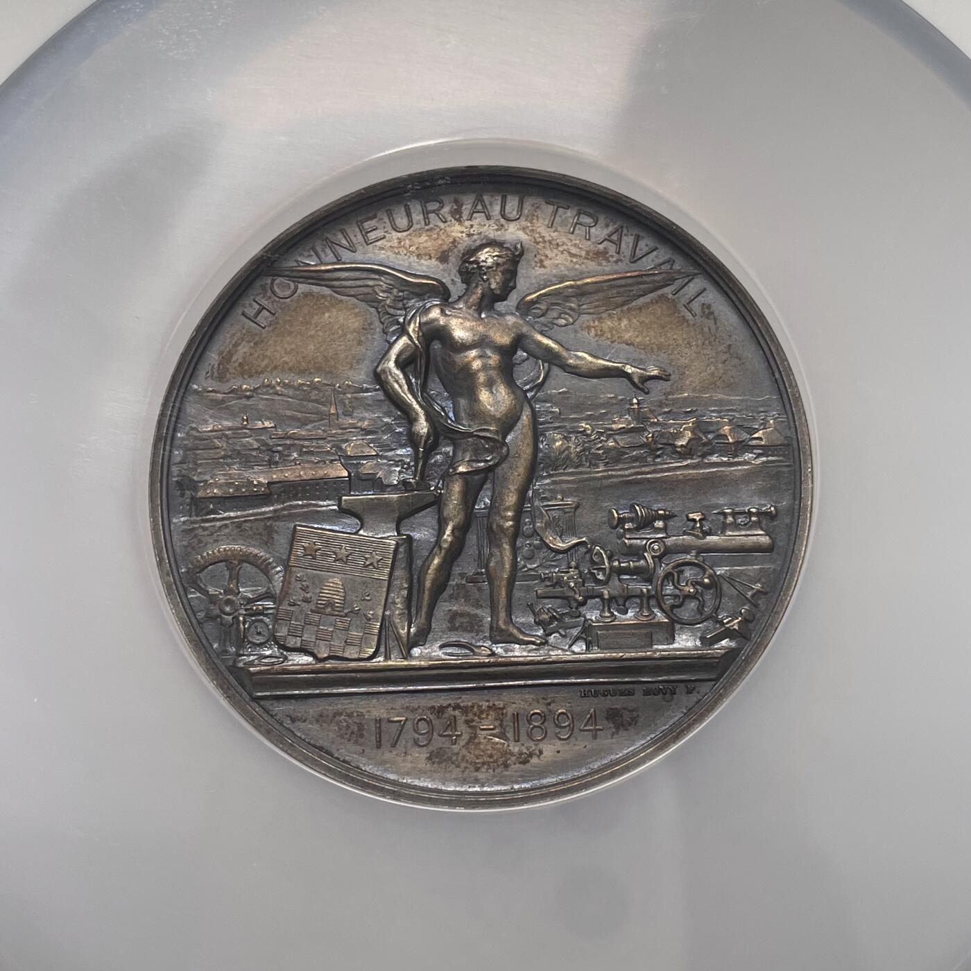 「木头集藏」章牌精品专场！ Bovy～1894年瑞士纳沙泰尔拉绍德封火灾百年纪念大银章，MS 61，直径：50.5 mm，77.8 g，背面图案展示了1794年火灾前拉绍德封的城镇风貌，正面刻画了网格状规划重建后的城市景象，银章十分少见！