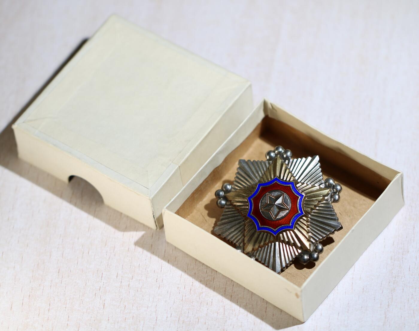 大猫徽章拍卖 第283期 朝鲜🇰🇵二级国旗勋章 完美品相 原纸盒