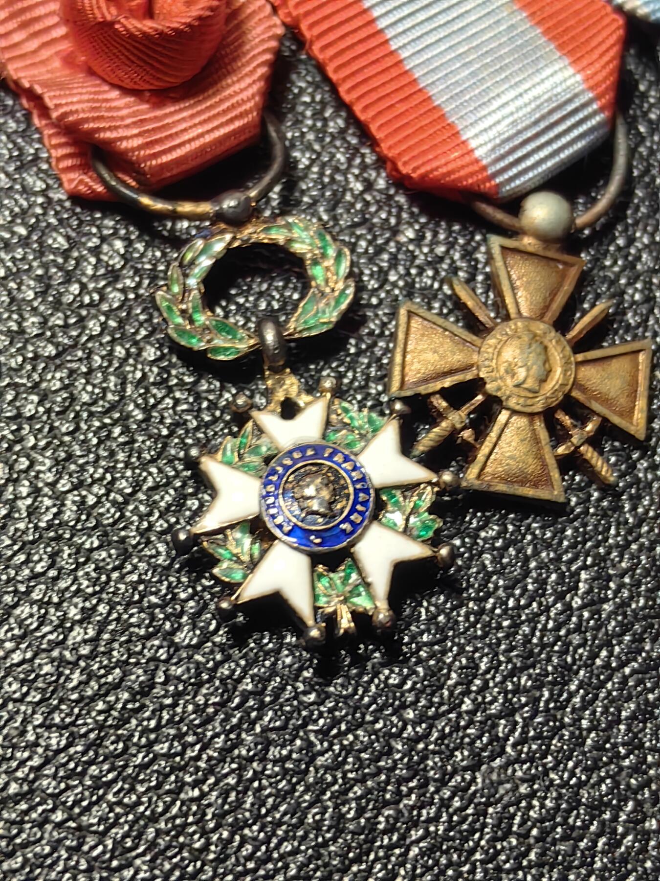 靖甫拍卖第十二场 法国殖民地军官勋奖章迷你章联排 军官级荣誉军团、贝宁黑星、摩洛哥阿拉维勋章，共3银2铜