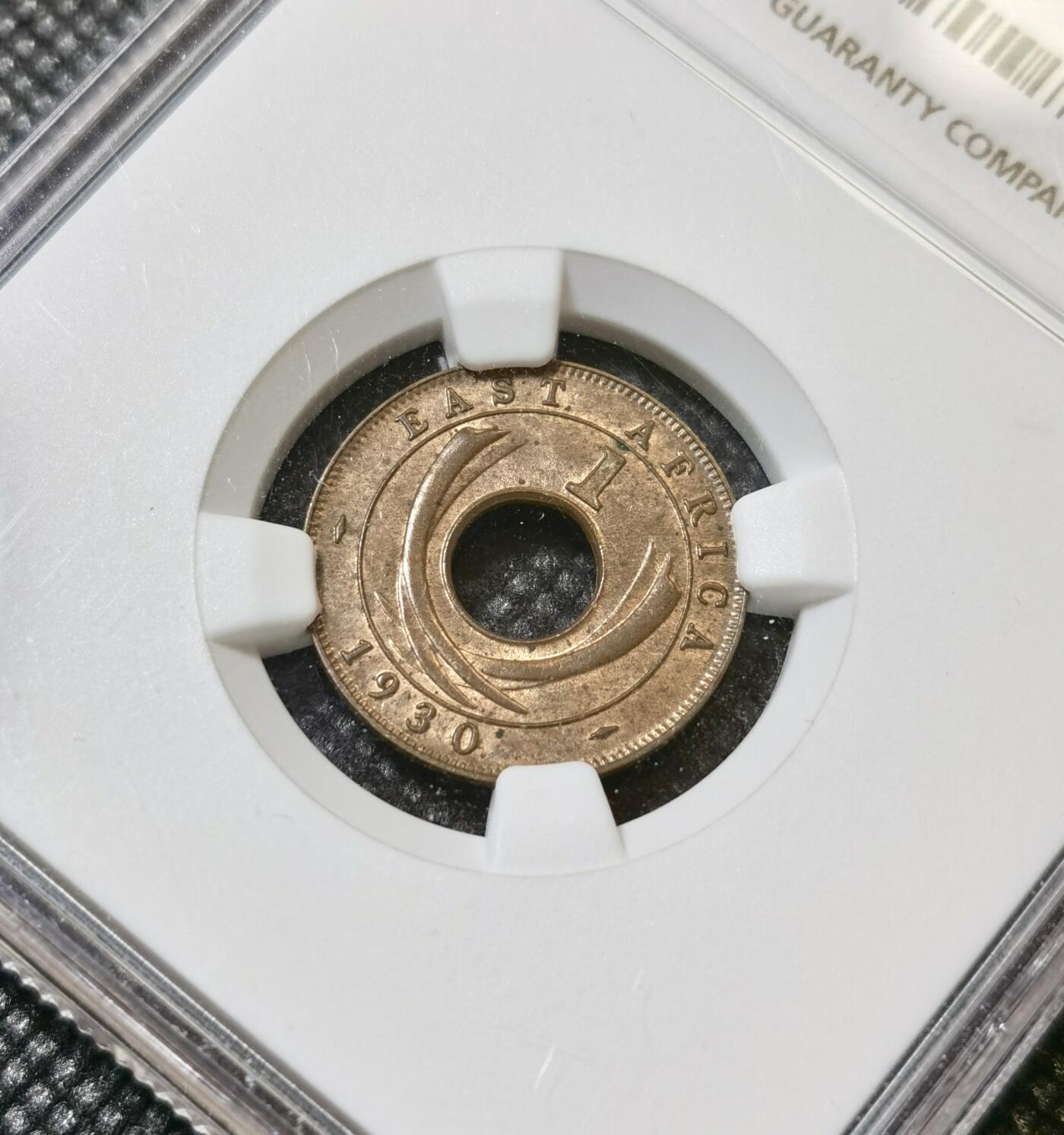 甄臻铺-世界币章拍卖（第40期）送拍享返佣金等优惠多多 NGC-MS63BN 英属东非中孔一分，有趣的中孔币，铜光满溢，状态非常好，经典殖民地品种