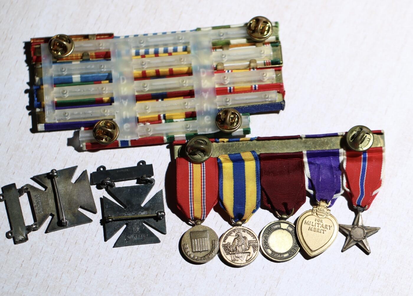 大猫徽章拍卖 第283期 美军海军陆战队韩战及越南战争相关勋略，左下二战版本纯银神射手证章，二战版本纯银冲锋枪神射手证章，美军5R迷你勋章