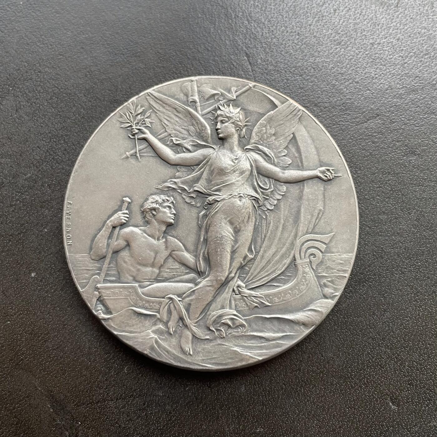 「木头集藏」章牌精品专场！ F.Vernon～法国游艇联盟银章 ，直径：50mm，66 g，边铭：丰饶角 ARGENT，雕刻大师韦尔农经典热门作品。这枚是1890年代发行的初铸版本，非常难得。这款银章更常见的是背面铭文为“法国游艇俱乐部”的版本，发行年代较晚并且多次重铸。