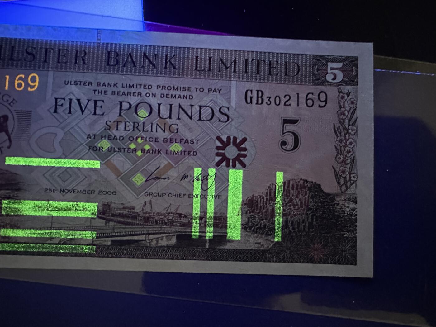 《外钞收藏家》第五百八十八期（优质场）（本平台长期征集拍品、欢迎藏友们联系合作） 北爱尔兰2005年5镑曼联传奇乔治贝斯特纪念钞（含册稀少，全程无47）	UNC 边上有点潮