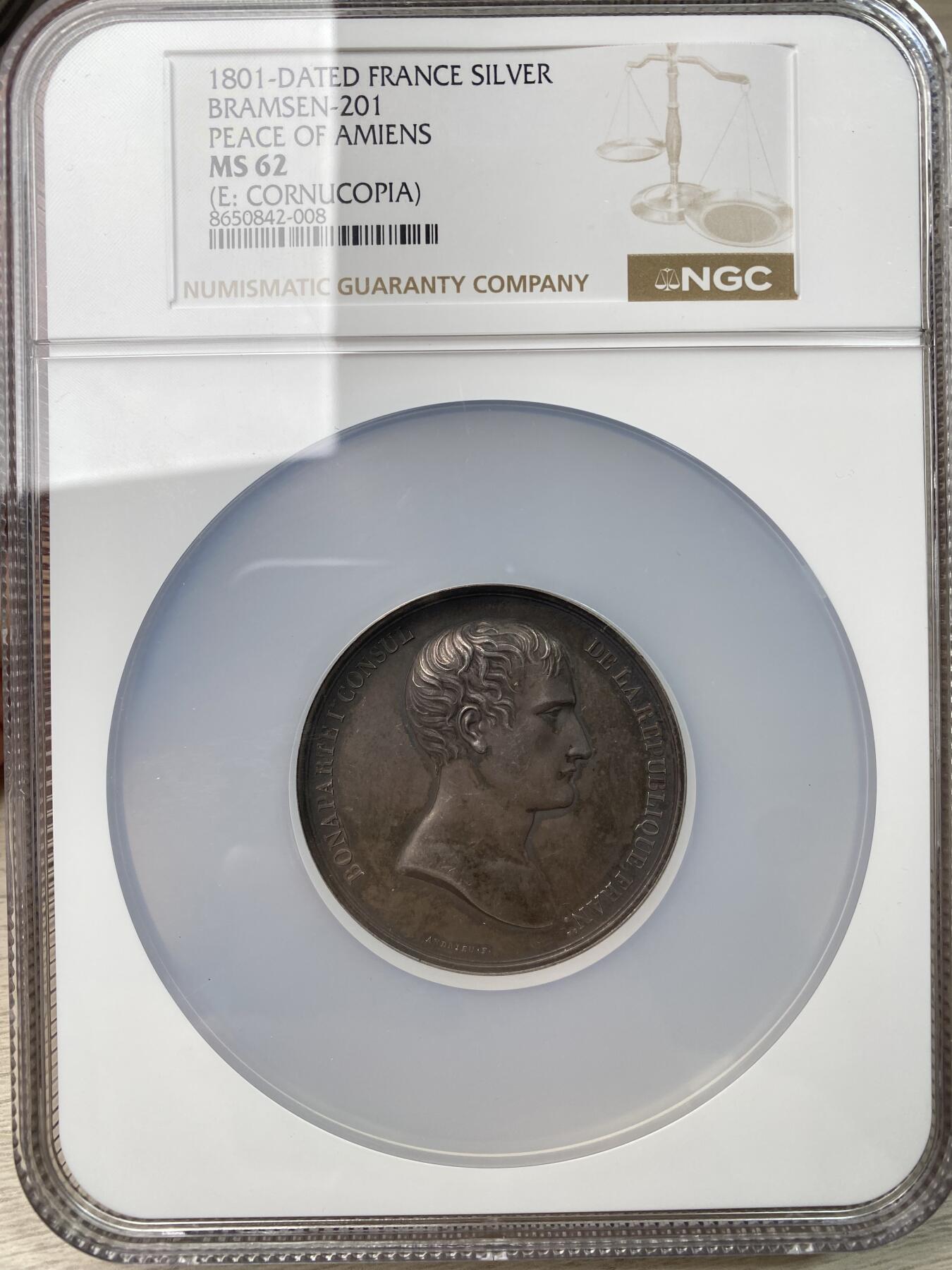 万国钱币拍卖第056期 NGC MS62 1801法国拿破仑一世纪念亚眠和平大银章 丰饶角边铭 拿皇早期银质系列罕见品种 次年1802年3月法国及其盟国西班牙、巴达维亚共和国（荷兰）同英国在法国北部亚眠签订的休战条约 标志着第二次反法联盟终结 52.6MM 66.22G大规格