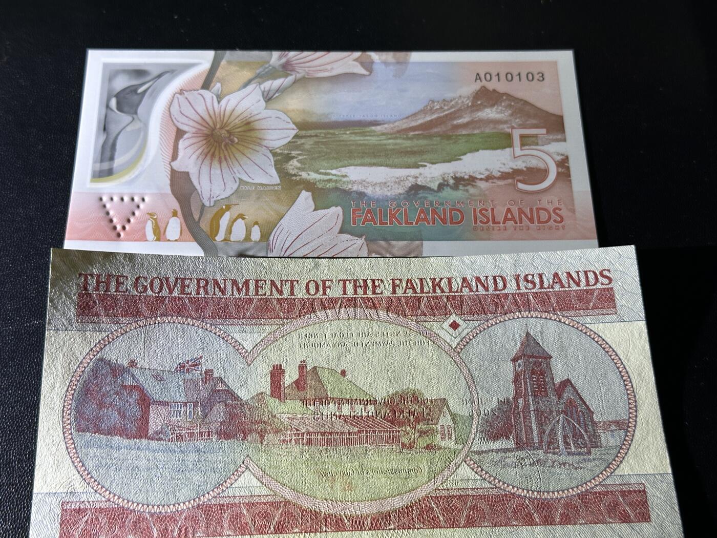 《外钞收藏家》第五百八十八期（优质场）（本平台长期征集拍品、欢迎藏友们联系合作） 福克兰群岛2005年5镑+2025年塑料钞5镑一对（尾3，全程无47）	UNC 纸币有个黄斑瑕疵