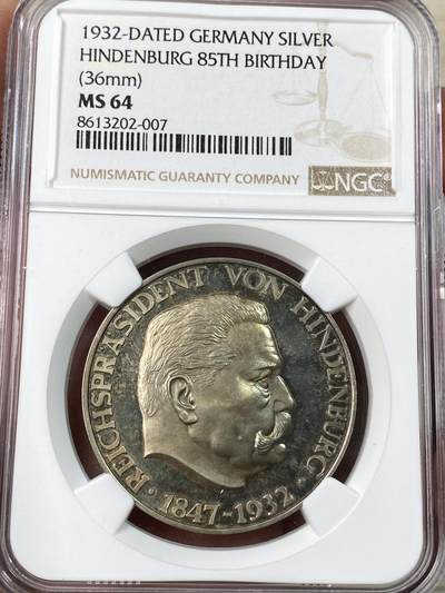 万国钱币拍卖第056期 - NGC MS64 1932年德国魏玛共和国总统兴登堡八十五大寿纪念银章 五彩斑斓火烧云幻彩包浆镜面精铸质感 顶级收藏品质