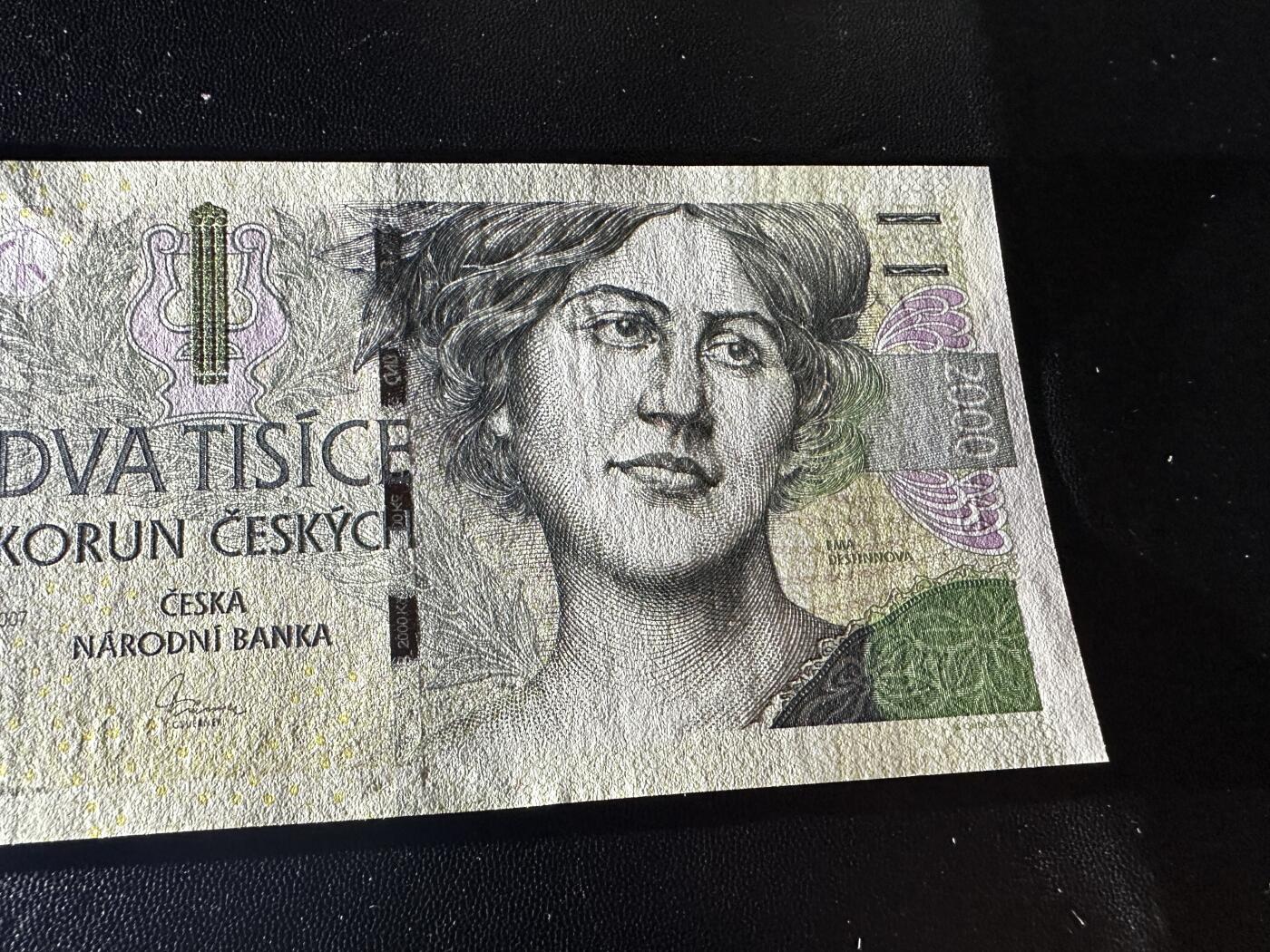 《外钞收藏家》第五百八十八期（优质场）（本平台长期征集拍品、欢迎藏友们联系合作） 捷克2007年2000克朗（女高音歌唱家艾玛·德斯蒂诺娃） 疑似有暗折