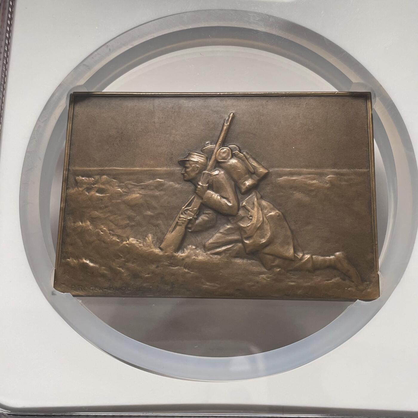 「木头集藏」章牌精品专场！ Roger-Bloche～法国SAMF协会34号作品铜章“士兵”，MS64 ，法兰西章牌之友协会（SAMF）1905年发行，尺寸：55 x 80 mm，铜章发行量仅120枚，边铭：丰饶角 BRONZE 火蝾螈 限量编号139。  SAMF协会章是法国新艺术章牌最杰出的代表，历来受到章牌收藏者的追捧。