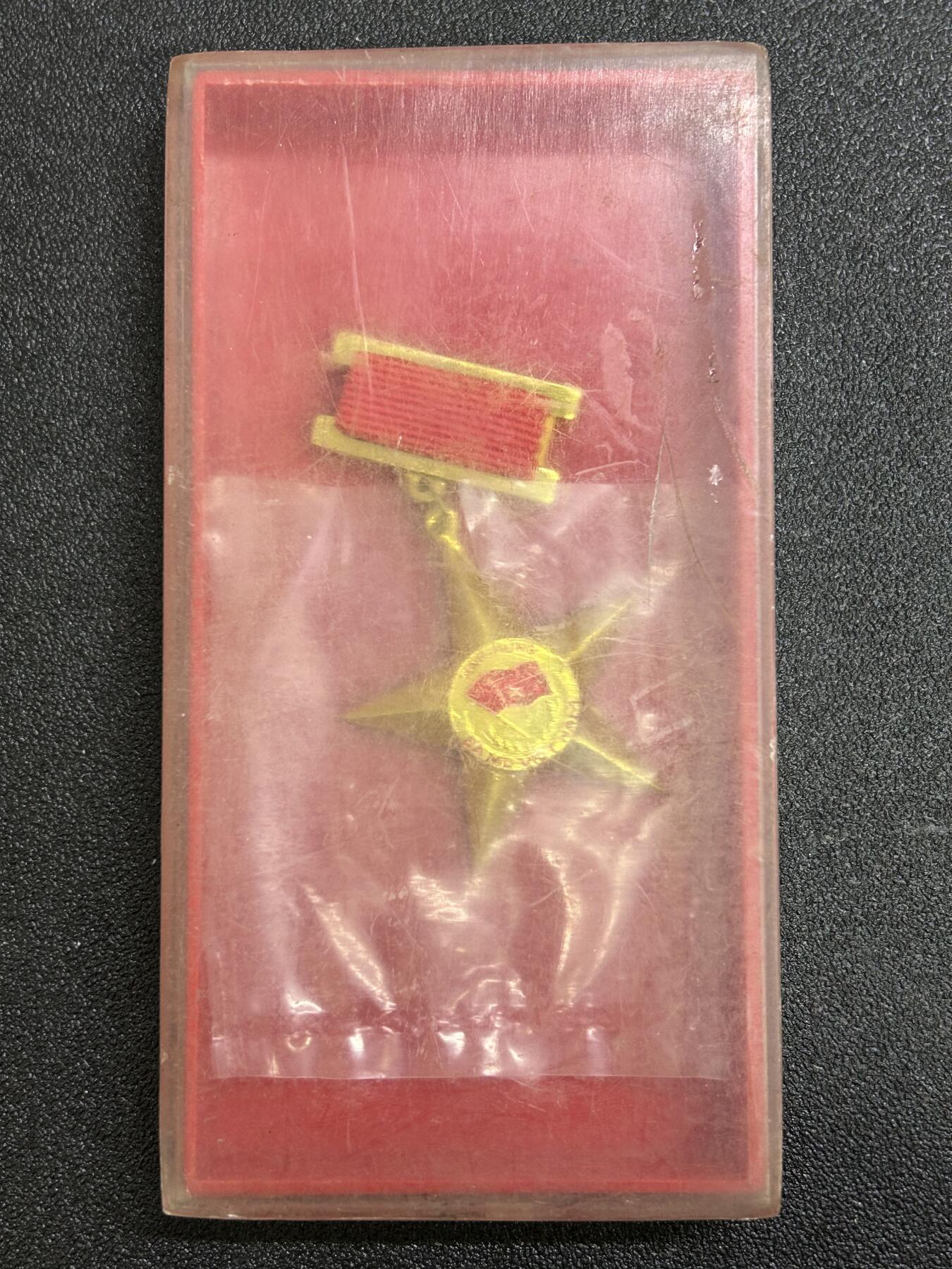 西秦中古拍卖第六十七期 越南英雄母亲勋章 母亲金星章 第一版带原盒 1994年9月10日设立，英雄越南母亲是越南国家授予或追授的荣誉称号，表彰那些为民族解放事业、保卫祖国和履行国际义务做出贡献和牺牲的越南妇女。因为她们的丈夫或者孩子都是战争伤残人员和烈士。