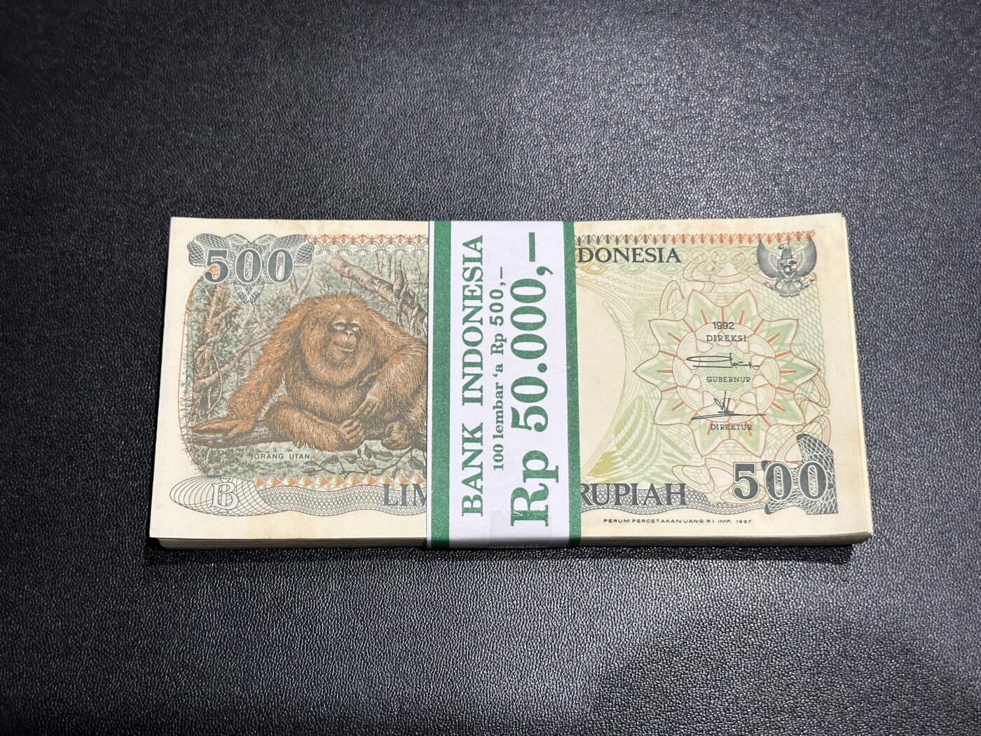 《外钞收藏家》第五百八十八期（优质场）（本平台长期征集拍品、欢迎藏友们联系合作） 印度尼西亚92年500卢比一刀百连（红毛猩猩）	UNC 有黄斑
