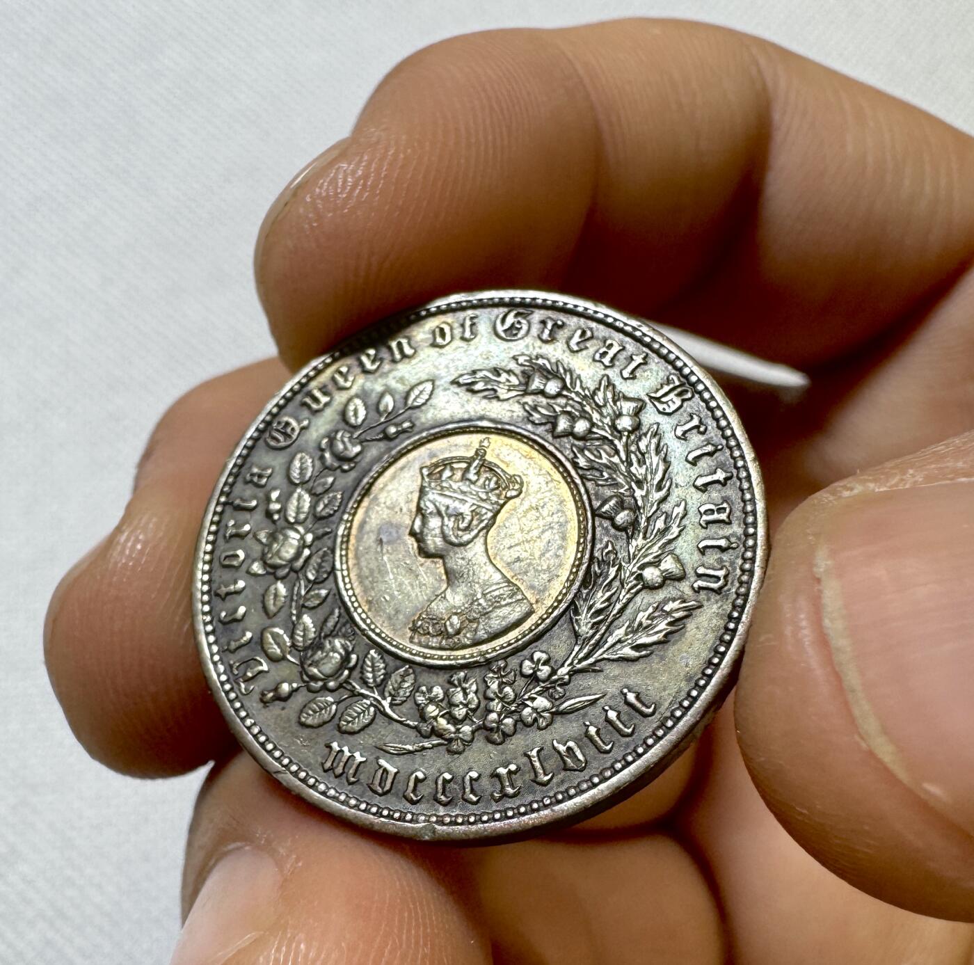 甄臻铺-世界币章拍卖（第40期）送拍享返佣金等优惠多多 AU好品 英国1848双色半克朗样币，哥特克朗同款设计，品相状态好值得入手，细节见图