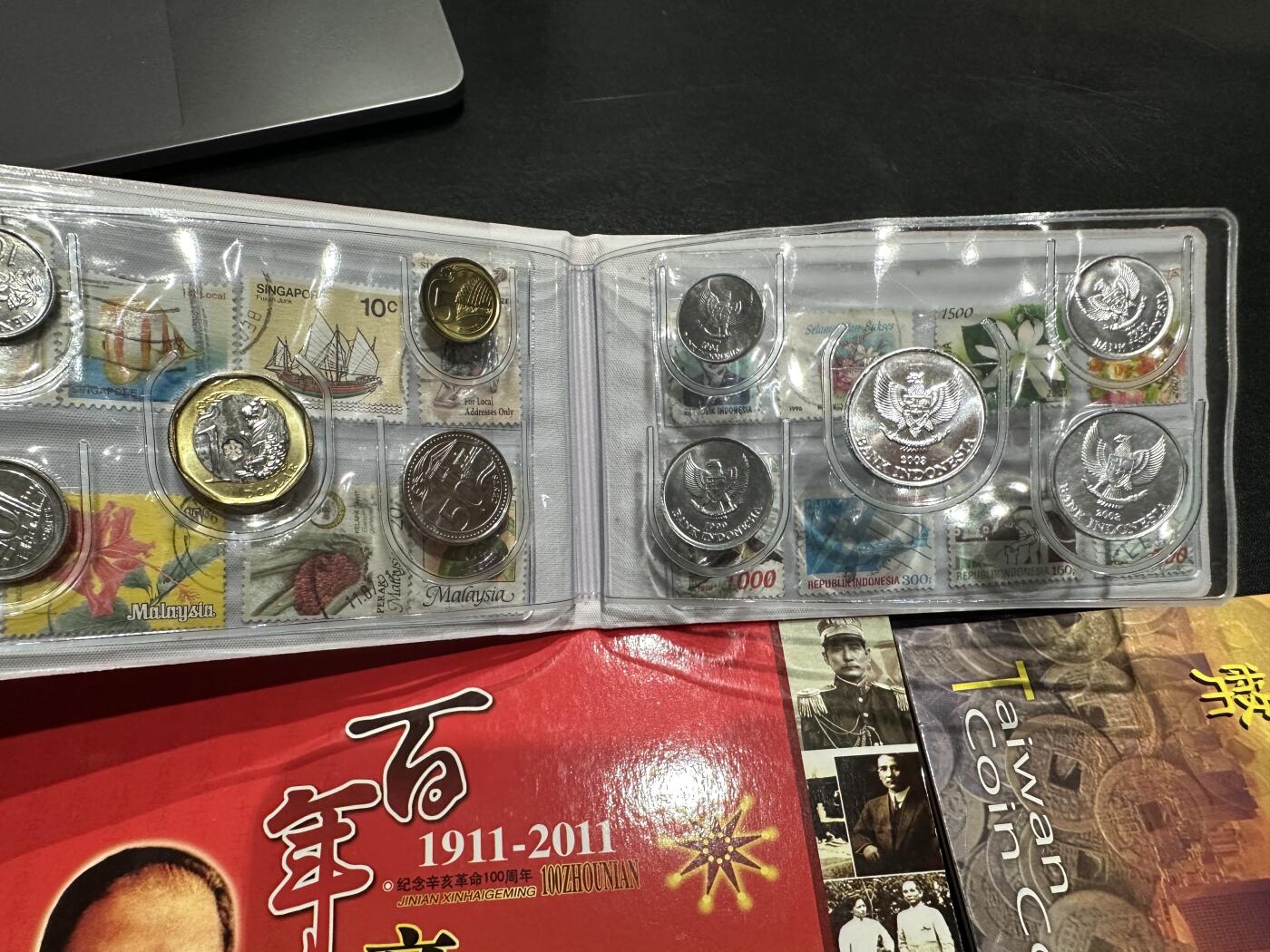 《外钞收藏家》第五百八十八期（优质场）（本平台长期征集拍品、欢迎藏友们联系合作） 新加坡和印度尼西亚邮币册+辛亥革命100周年硬币和纸币册子+台湾纪念币一套