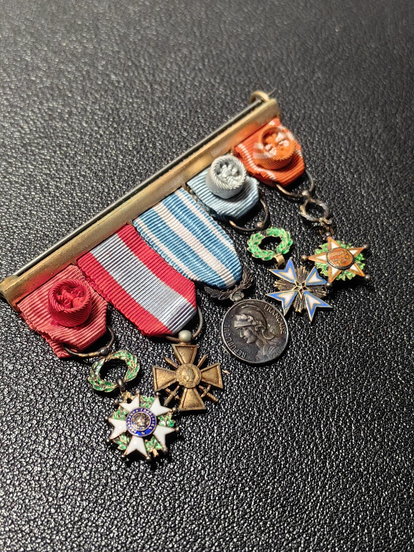 靖甫拍卖第十二场 法国殖民地军官勋奖章迷你章联排 军官级荣誉军团、贝宁黑星、摩洛哥阿拉维勋章，共3银2铜