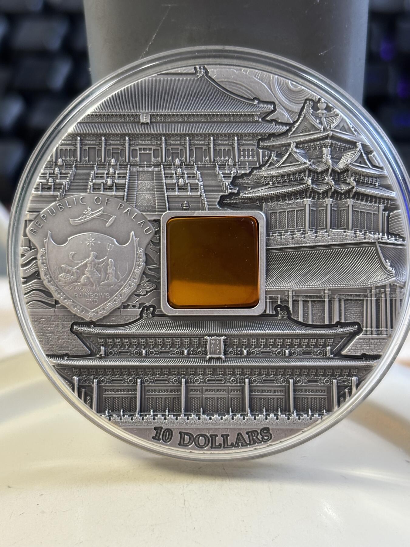 第183期拍卖 帕劳2015年镶琥珀建筑系列紫禁城2盎司仿古银币，999银，发行999枚