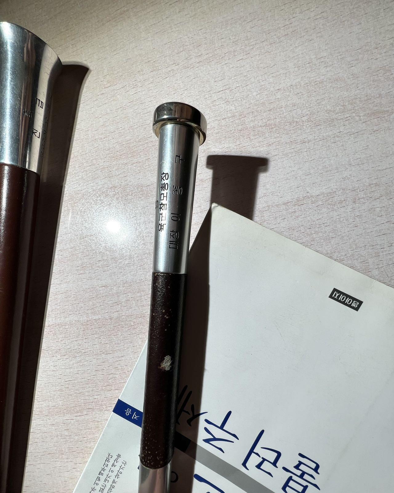 大猫徽章拍卖 第283期 韩国第24任国防部长官李基白，第27任陆军参谋总长李钟九大将分别赠时任陆军本部预算室室长、中央财政团团长尹英镐准将的两根指挥棒。附带一本原主2002年任韩国赛马协会会长时出版的自传《请叫我将军》和原主完整履历。