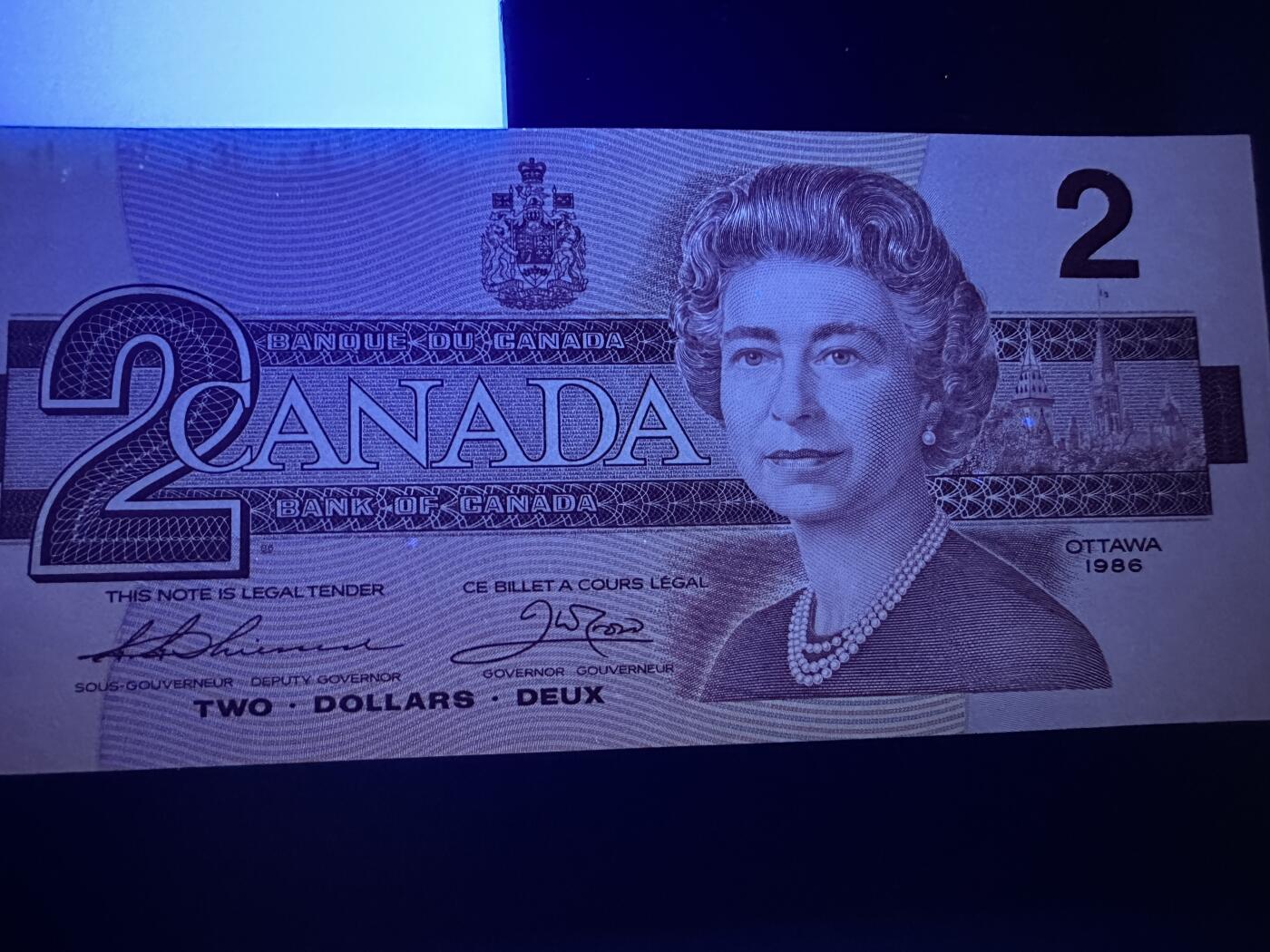 《外钞收藏家》第五百八十八期（优质场）（本平台长期征集拍品、欢迎藏友们联系合作） 加拿大1986年鸟版2元三张（3种全部签名，其中一签较少 绝品）	绝品 轻微有点荧光 不像是潮 另一面看不到