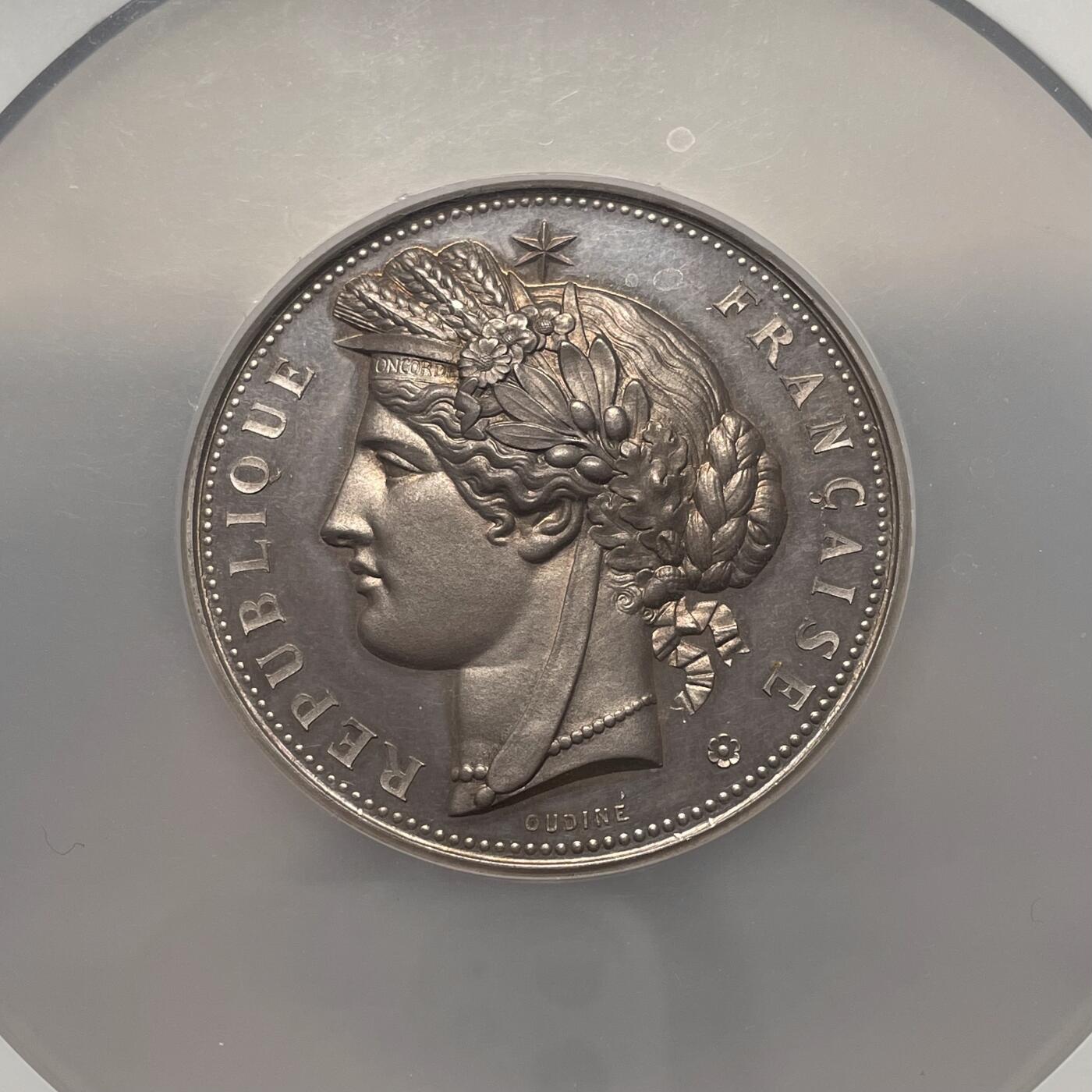 「木头集藏」章牌精品专场！ OUDINE～1875年巴黎市议会议员银奖章，直径：51 mm，边铭：蜜蜂 ARGENT，获奖人：让-朱尔·克拉马热兰（Jean-Jules Clamageran），1871年加入巴黎市议会，成为巴黎市议员，参与巴黎市政治理事务，1882年当选为法国参议院终身参议员，进入国家立法机构，1885年短暂担任法国财政部长（属于茹费里内阁成员）少见版本！