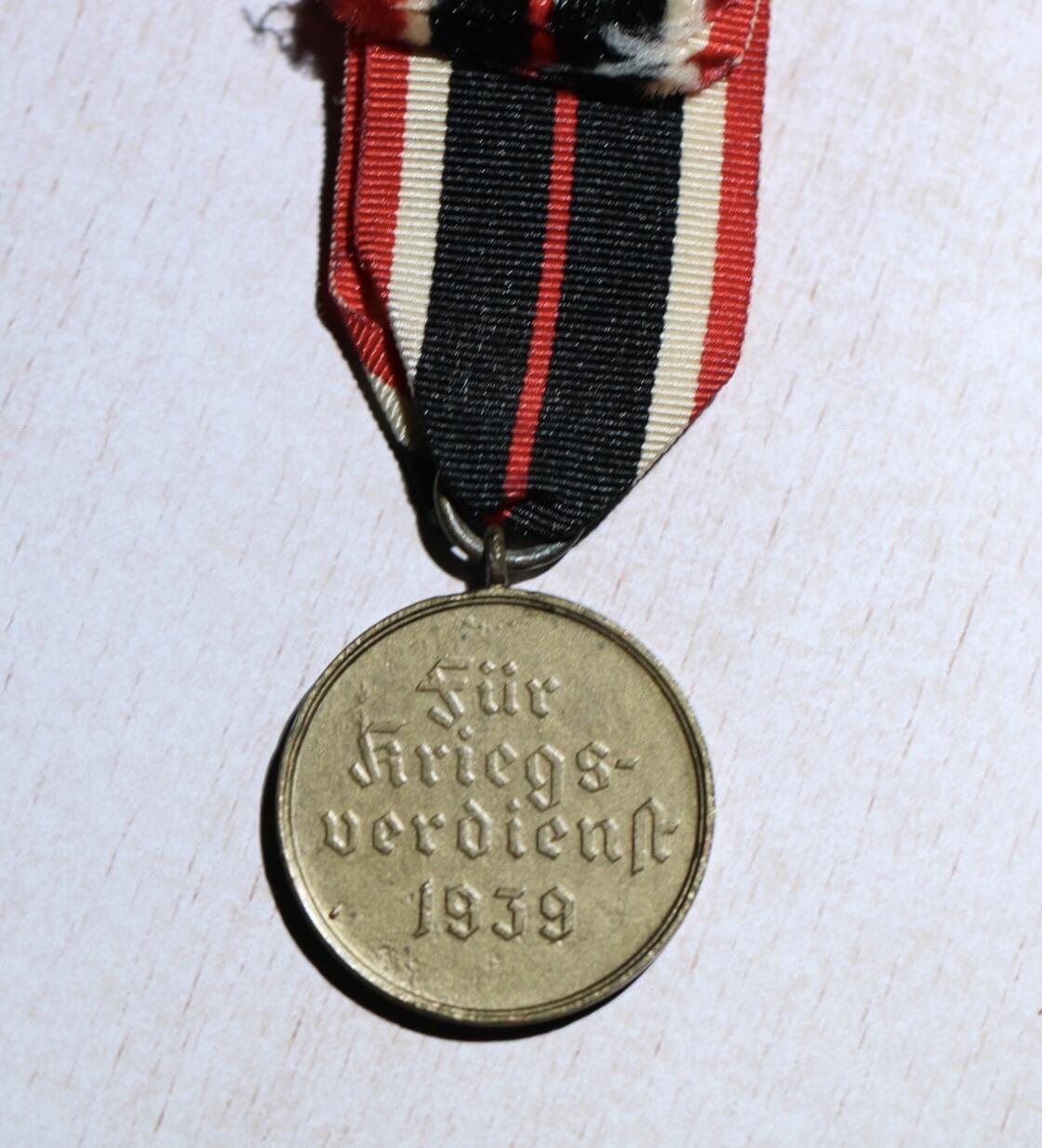 大猫徽章拍卖 第283期 德国ko厂一战二铁，德国民事战功奖章 kvkm圆盘战功奖章，意大利军事十字勋章，意大利一战意澳战争纪念章高浮雕版本，书是瑞士颁发的二战期间的德语军队牧师祈祷书圣经