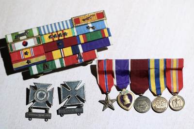 大猫徽章拍卖 第283期 - 美军海军陆战队韩战及越南战争相关勋略，左下二战版本纯银神射手证章，二战版本纯银冲锋枪神射手证章，美军5R迷你勋章