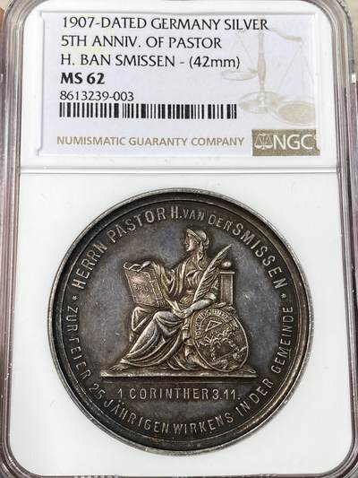 万国钱币拍卖第056期 - NGC MS62 1907年德国汉堡门诺派民族主义运动领袖西蒙森就职牧师25周年纪念大银章 42.28MM 30G 少见品种天鹅绒焕蓝彩极美
