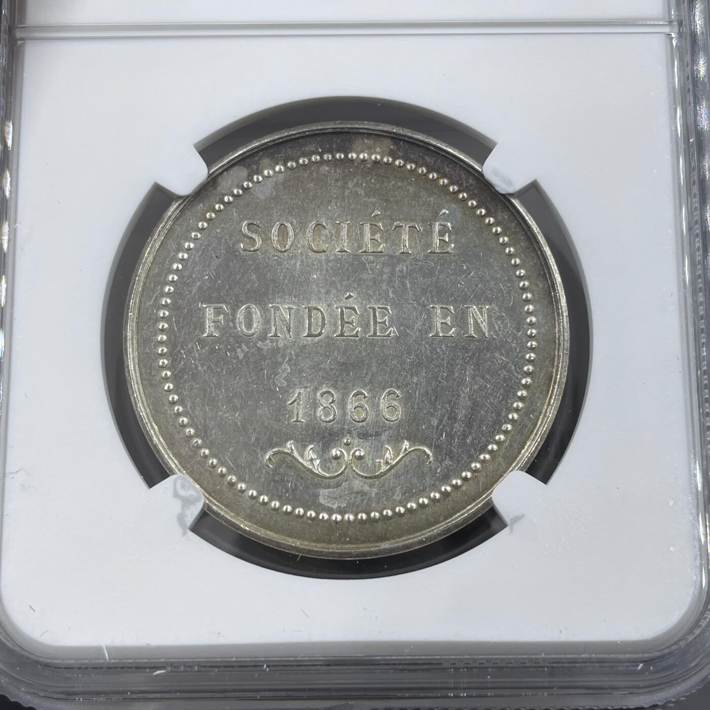 「木头集藏」章牌精品专场！ 1866法国昂热水上运动协会银章，MS 61，直径：34 mm，正面刻画天鹅、船锚及船桨等元素，寓意水上运动的优雅、灵动，少见银章，彩色氧化很美。