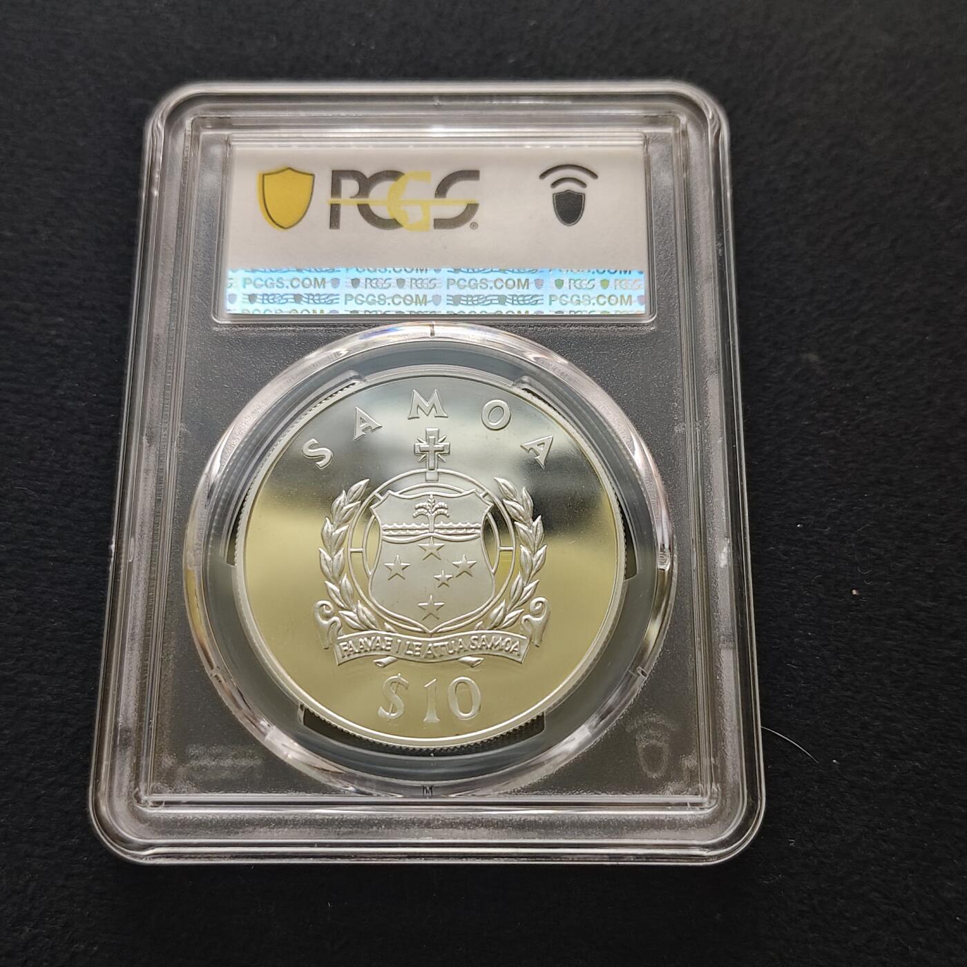 【全场包邮】纯粹捡漏拍481场（免费代拍第18场） 萨摩亚1998年10元女王母亲伊丽莎白皇太后纪念系列向爱尔兰卫队送上三叶草祝福精制克朗型纪念银币-PCGS PR67 DCAM