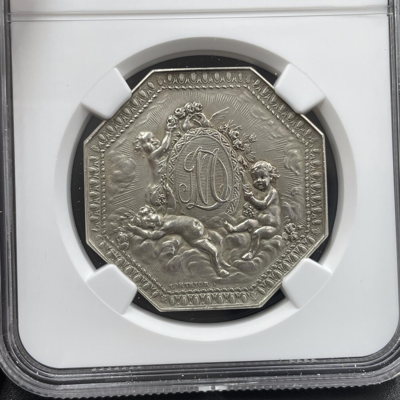 「木头集藏」章牌精品专场！ LORTHIOR～法国爱与婚姻八角银章，MS64，直径：33mm，品相很不错，同款收藏佳品。