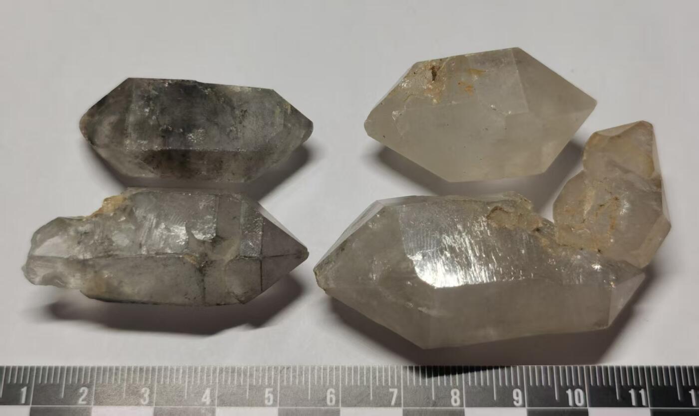 七河·世界钱币杂件水晶矿标小拍（总第29期） 藏家出品 X600 云贵闪灵水晶一组约 100 克 本件拍品由合作藏家负责邮寄