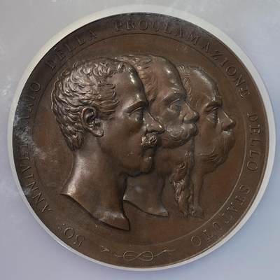 万国钱币拍卖第056期 - NGC MS63 1898年意大利王国翁贝托一世纪念宪法颁布50周年大铜章 1848年至1898年意大利王国宪法历经阿尔贝托、伊曼纽尔二世、翁贝托一世三皇而立 意大利女神手持宪法在上 罕见的意大利三皇罗马风格古典艺术高浮雕大铜章 52.5MM 83.82G