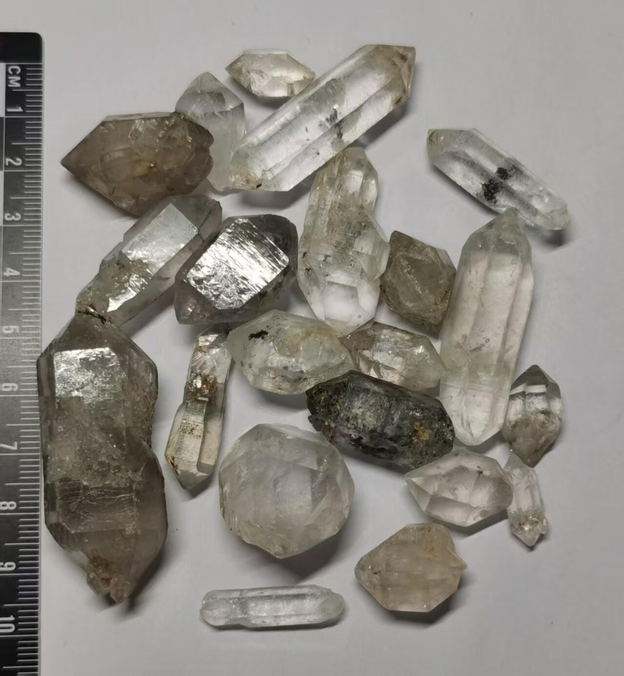 七河·世界钱币杂件水晶矿标小拍（总第29期） 藏家出品 X599 云贵闪灵水晶一组约 100 克 本件由合作藏家负责邮寄