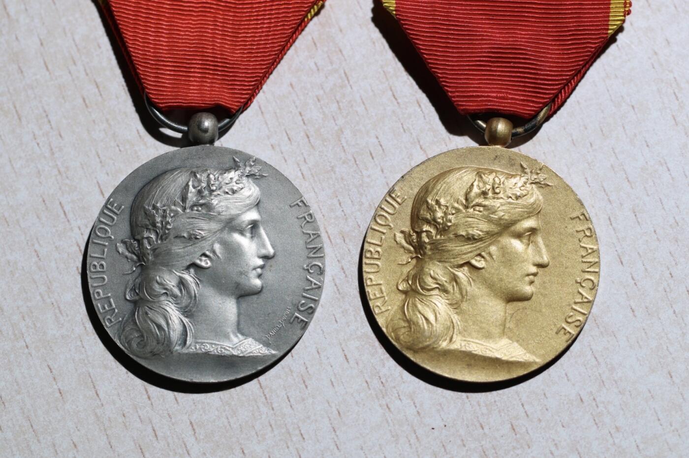 大猫徽章拍卖 第283期 纯银镀金法国工业协会奖章，纯银法国骑士级功勋勋章，皮包收纳：纯银镀金镶红宝石法国共济会奖章，纯银法国军事价值奖章，法国一战战斗联盟奖章，军官级镀金法国国家贡献奖章，原盒军官级镀金法国劳动荣誉奖章。