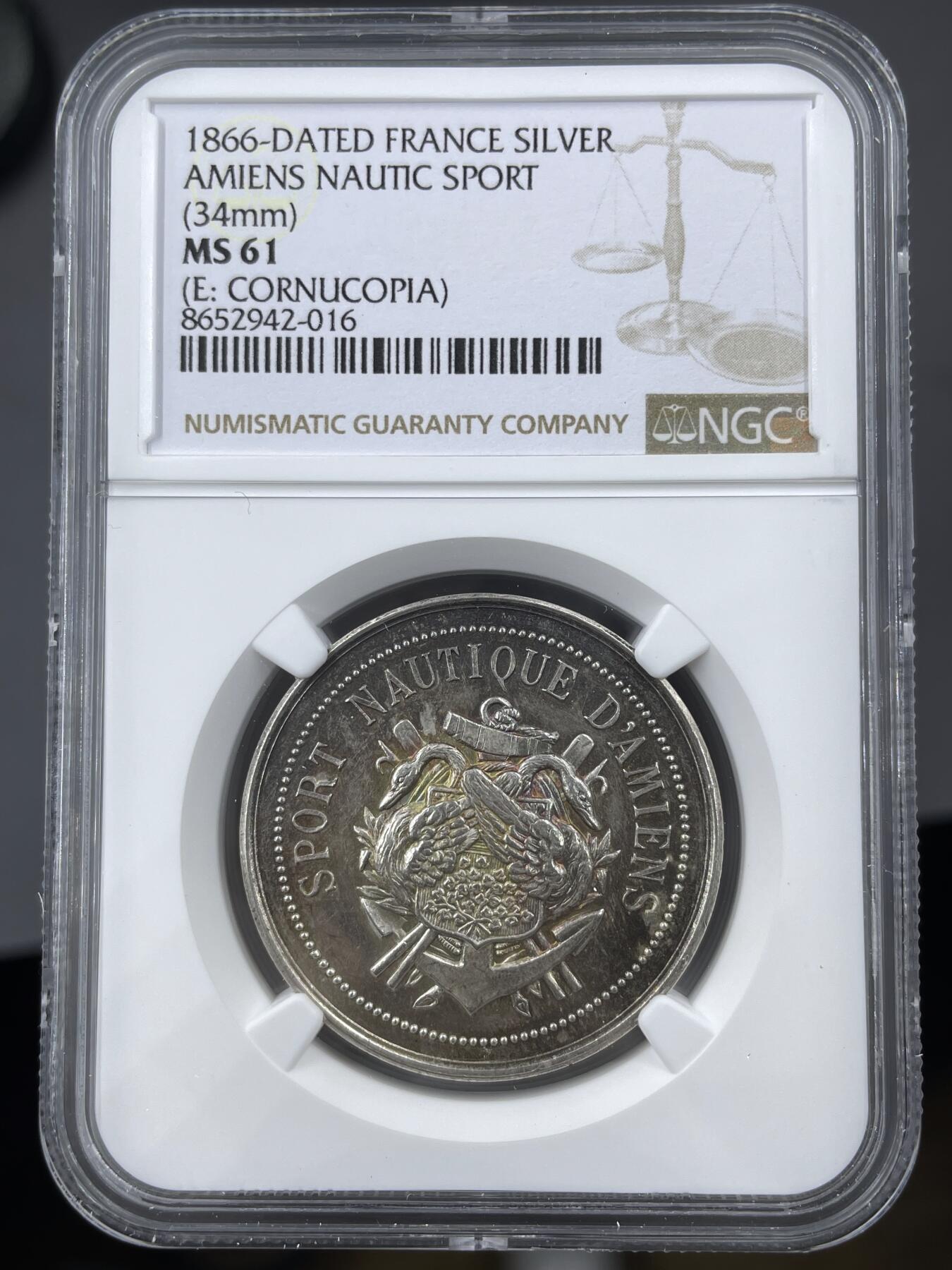 「木头集藏」章牌精品专场！ 1866法国昂热水上运动协会银章，MS 61，直径：34 mm，正面刻画天鹅、船锚及船桨等元素，寓意水上运动的优雅、灵动，少见银章，彩色氧化很美。