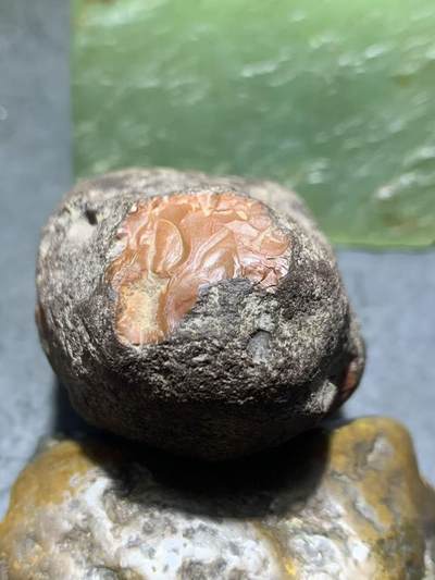 精美南红玛瑙原石伴生矿红碧石开窗料原石一颗， 精美南红玛瑙原石伴生矿红碧石开窗料原石一颗，