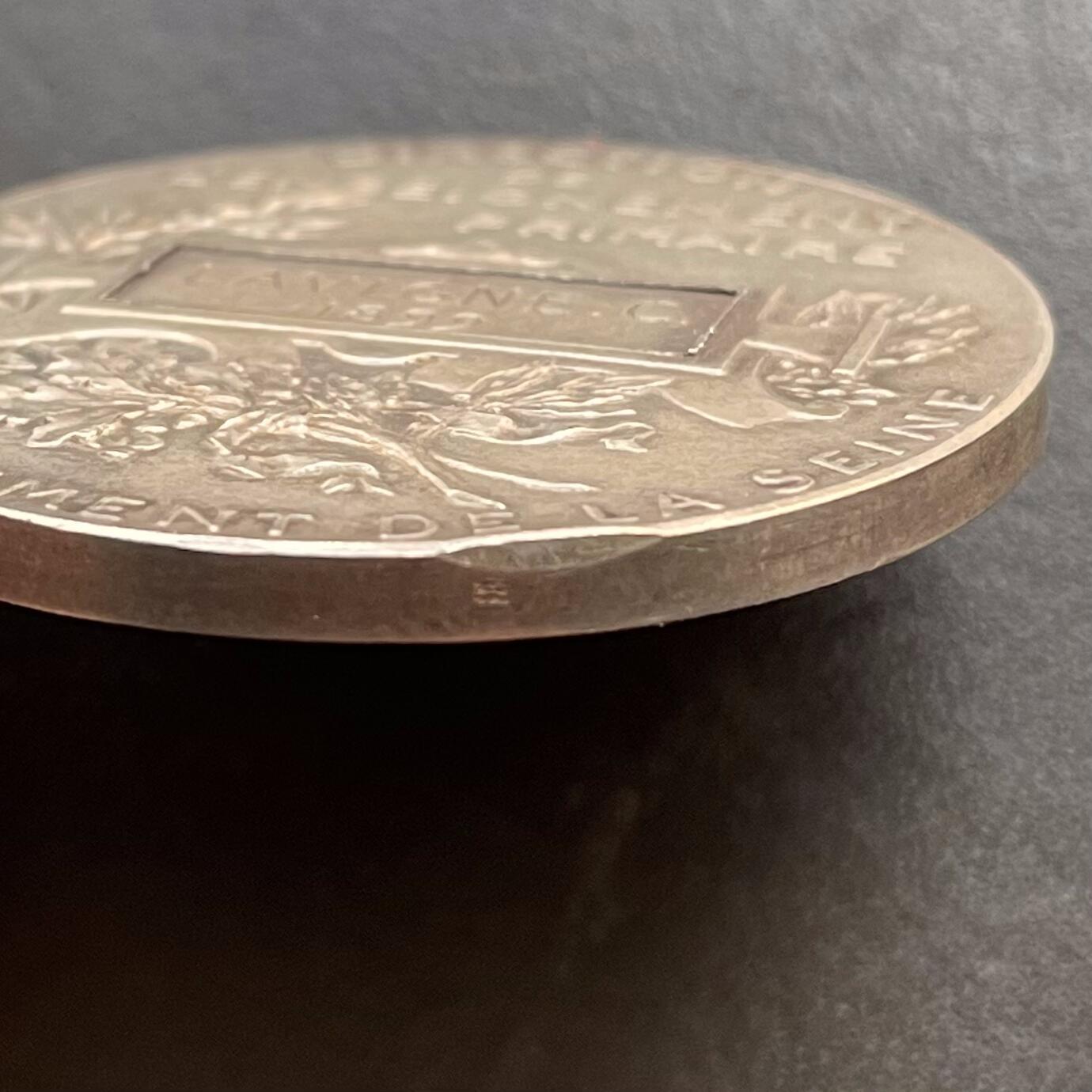 「木头集藏」章牌精品专场！ D.Dupuis～1899年法国初等教育原盒银章，直径：41 mm，38.2 g，边铭：丰饶角 ARGENT，品相不错，原盒正常使用。