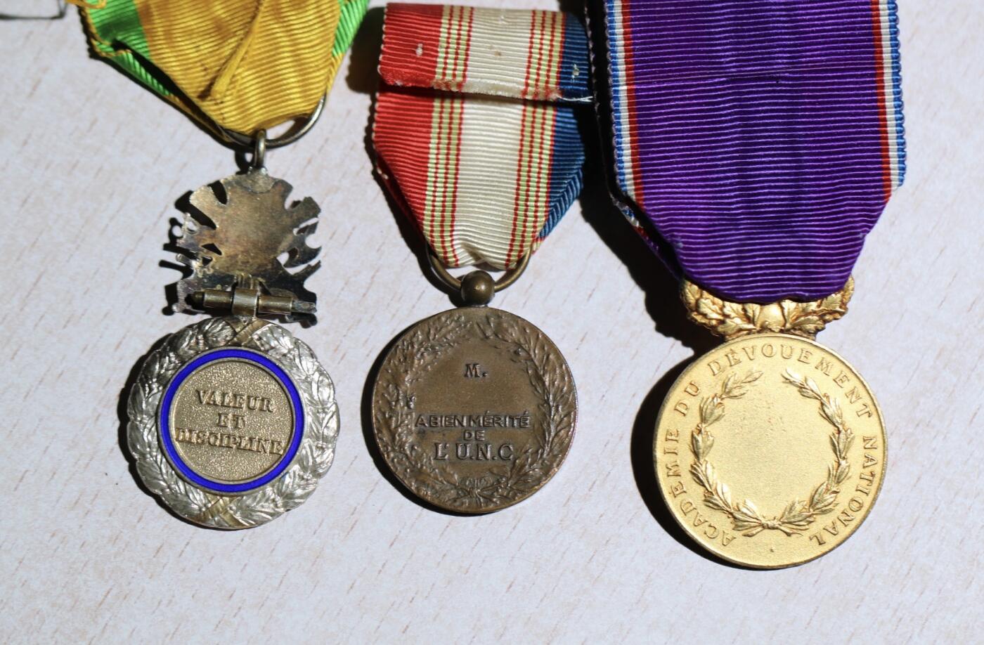 大猫徽章拍卖 第283期 纯银镀金法国工业协会奖章，纯银法国骑士级功勋勋章，皮包收纳：纯银镀金镶红宝石法国共济会奖章，纯银法国军事价值奖章，法国一战战斗联盟奖章，军官级镀金法国国家贡献奖章，原盒军官级镀金法国劳动荣誉奖章。