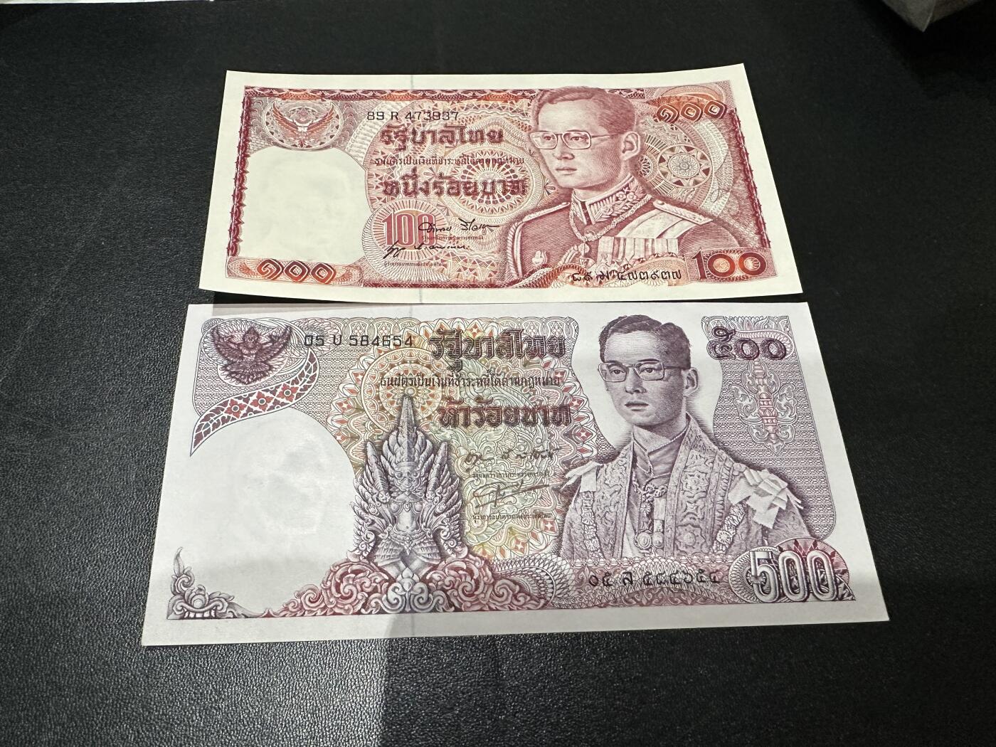 《外钞收藏家》第五百八十八期（优质场）（本平台长期征集拍品、欢迎藏友们联系合作） 泰国1978年100泰铢+1975-86年500泰铢一对	UNC 500有轻微压痕