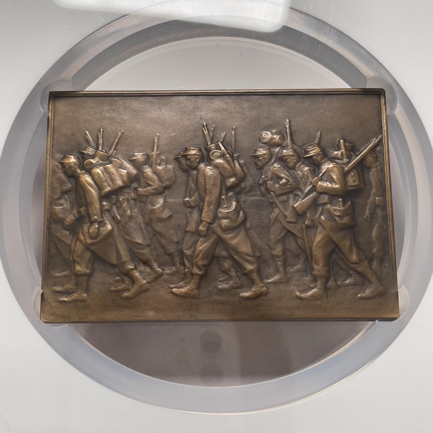 「木头集藏」章牌精品专场！ Roger-Bloche～法国SAMF协会34号作品铜章“士兵”，MS64 ，法兰西章牌之友协会（SAMF）1905年发行，尺寸：55 x 80 mm，铜章发行量仅120枚，边铭：丰饶角 BRONZE 火蝾螈 限量编号139。  SAMF协会章是法国新艺术章牌最杰出的代表，历来受到章牌收藏者的追捧。