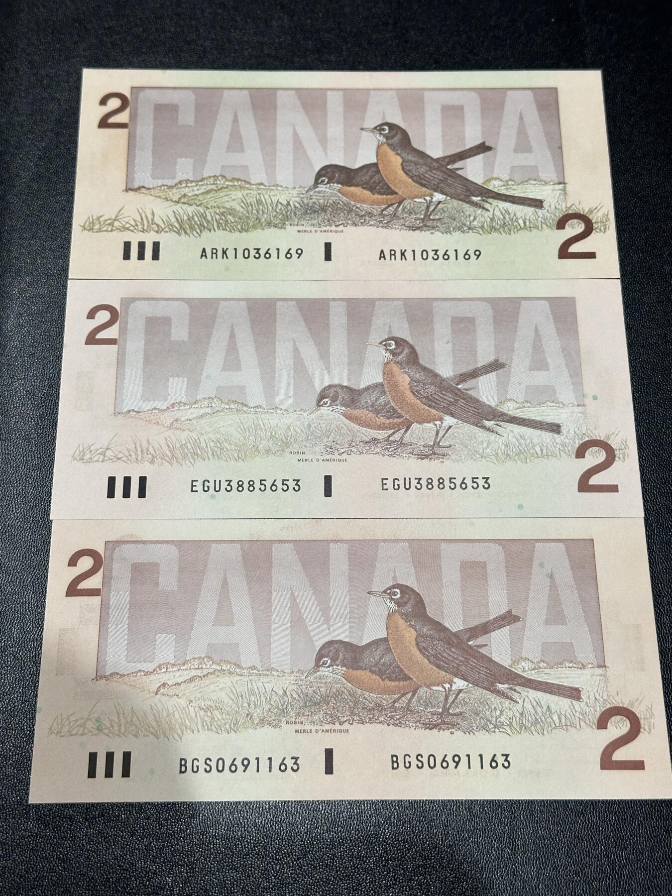 《外钞收藏家》第五百八十八期（优质场）（本平台长期征集拍品、欢迎藏友们联系合作） 加拿大1986年鸟版2元三张（3种全部签名，其中一签较少 绝品）	绝品 轻微有点荧光 不像是潮 另一面看不到