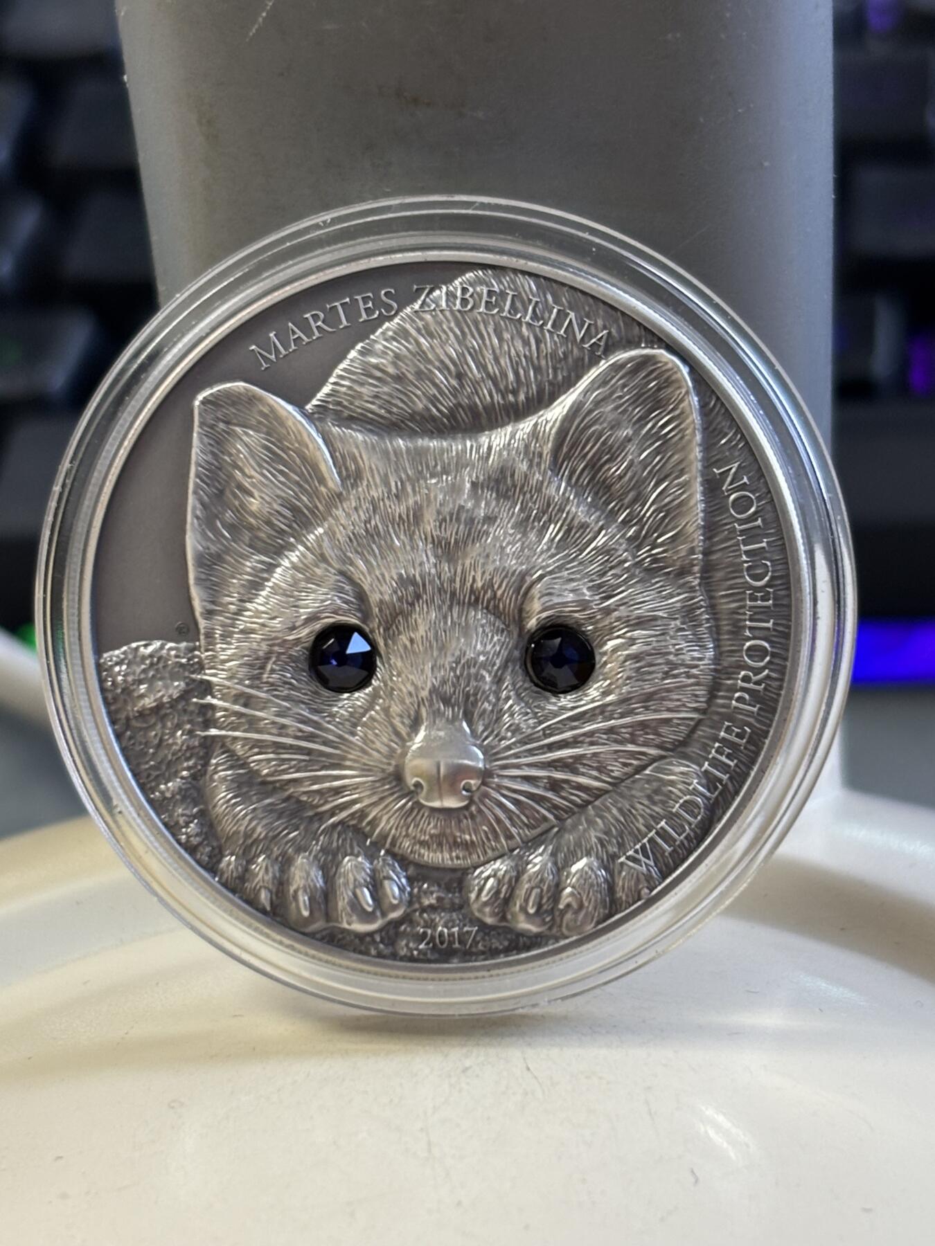 第183期拍卖 蒙古2017年草原动物紫貂仿古镶嵌水晶1盎司银币，999银看，发行2500枚,塑料盒有破，