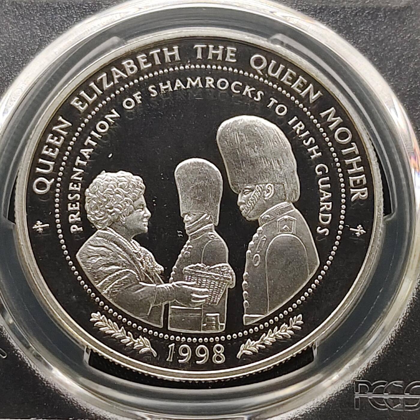【全场包邮】纯粹捡漏拍481场（免费代拍第18场） 萨摩亚1998年10元女王母亲伊丽莎白皇太后纪念系列向爱尔兰卫队送上三叶草祝福精制克朗型纪念银币-PCGS PR67 DCAM