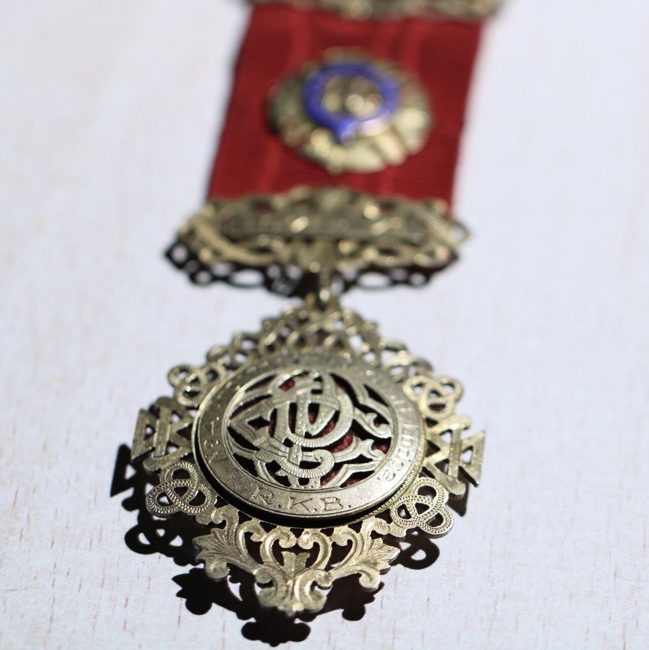 大猫徽章拍卖 第283期 纯银镀金法国工业协会奖章，纯银法国骑士级功勋勋章，皮包收纳：纯银镀金镶红宝石法国共济会奖章，纯银法国军事价值奖章，法国一战战斗联盟奖章，军官级镀金法国国家贡献奖章，原盒军官级镀金法国劳动荣誉奖章。