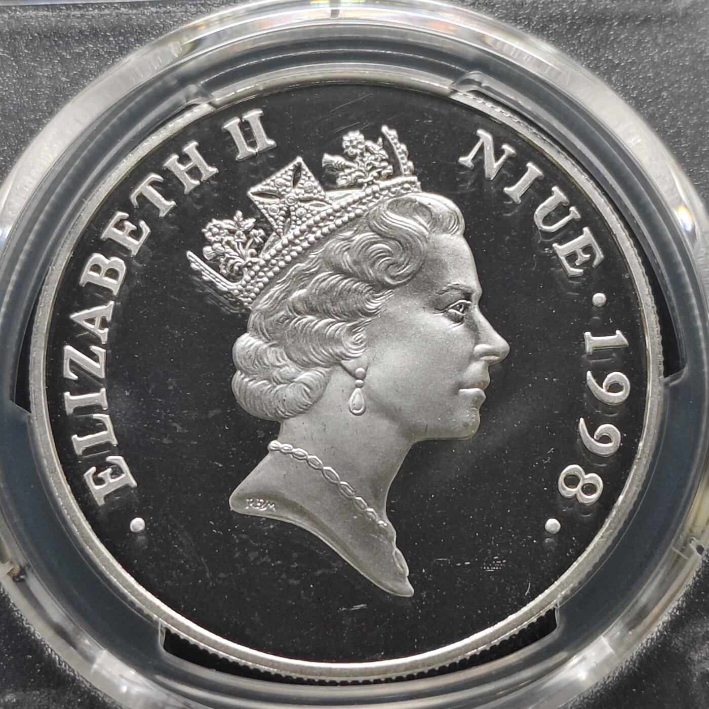 【全场包邮】纯粹捡漏拍481场（免费代拍第18场） 纽埃1998年5元女王母亲伊丽莎白皇太后纪念系列乔治六世银婚精制克朗型纪念银币-PCGS PR67 DCAM