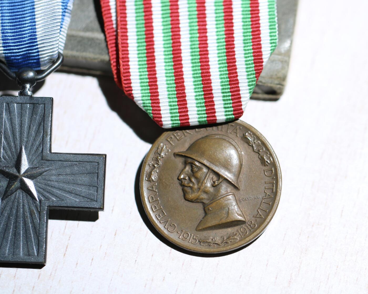 大猫徽章拍卖 第283期 德国ko厂一战二铁，德国民事战功奖章 kvkm圆盘战功奖章，意大利军事十字勋章，意大利一战意澳战争纪念章高浮雕版本，书是瑞士颁发的二战期间的德语军队牧师祈祷书圣经