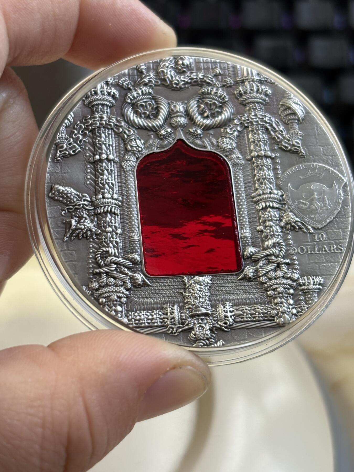 第183期拍卖 帕劳2011年蒂凡尼镶玻璃曼努埃尔式建筑2盎司银币，999银，发行999枚