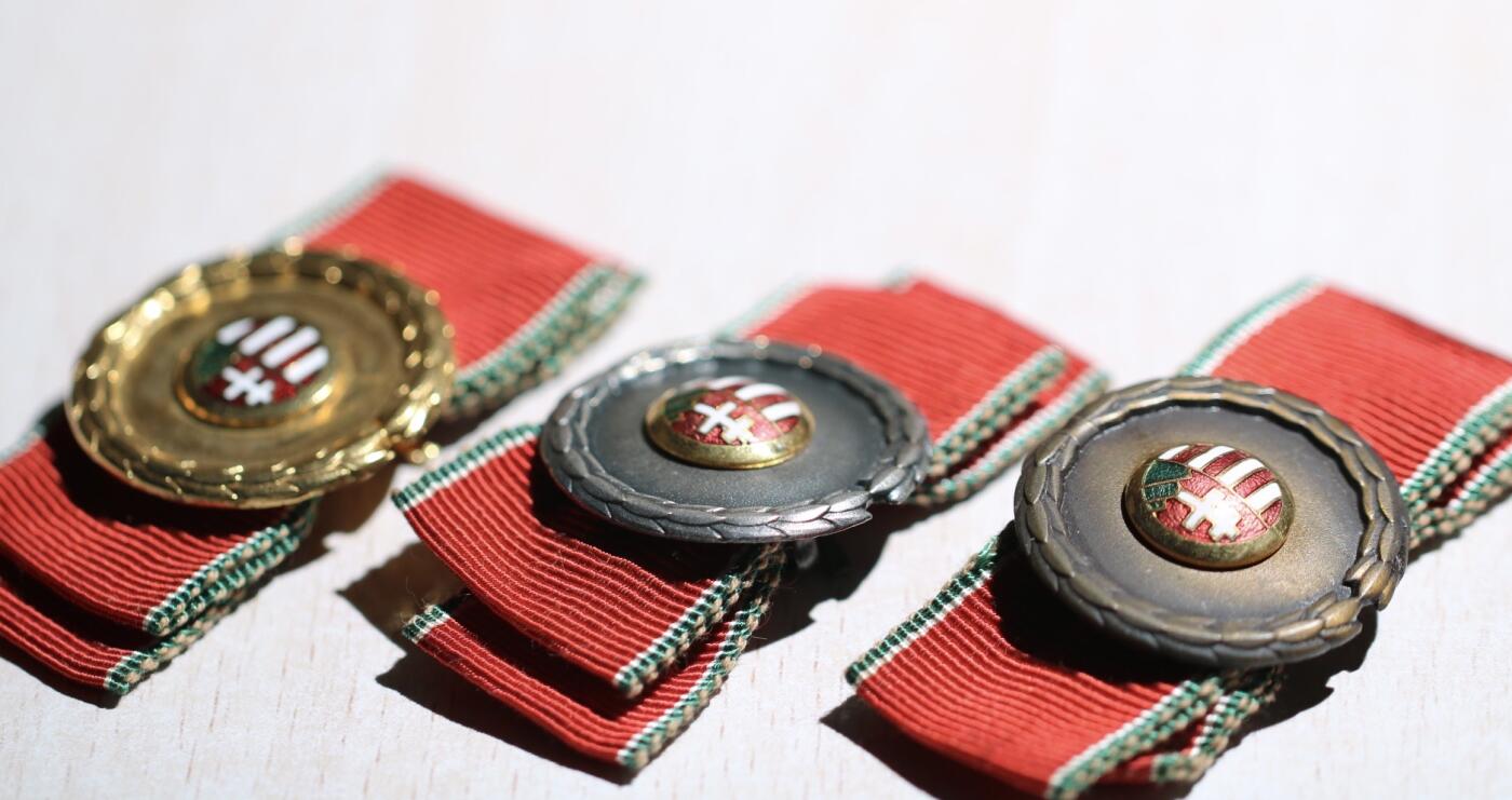 大猫徽章拍卖 第283期 二战瑞典国土防空卫士1.2级银镀金（有银标）3金铜，匈牙利军事优秀奖章金银铜级奖章珐琅镀金镀银。