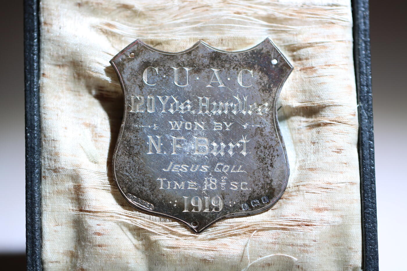 大猫徽章拍卖 第283期 1919年剑桥大学体育赛事的银质奖牌 有小磕