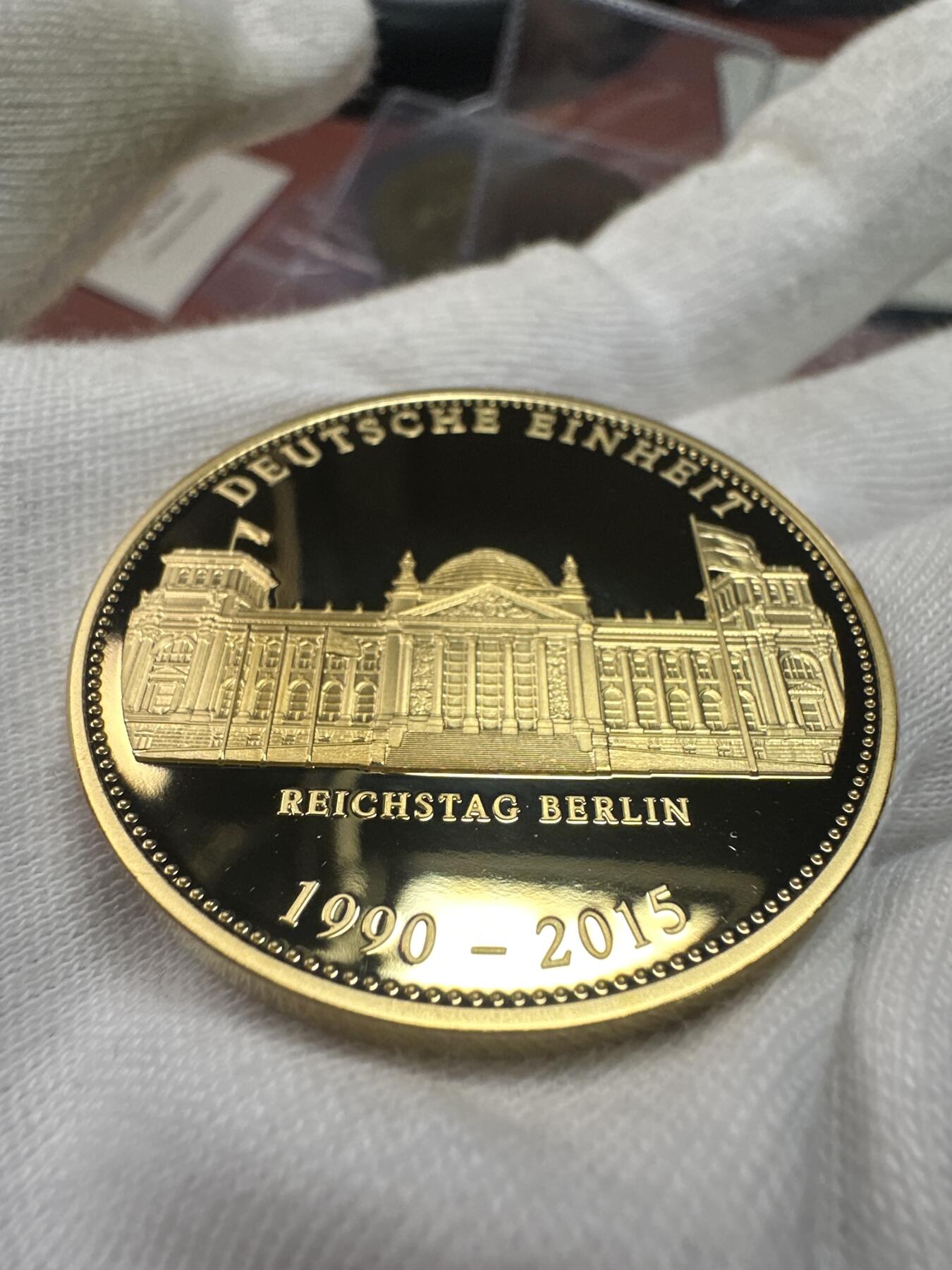 12.4铜章专场 2015年德国统一25周年 柏林国会大厦高浮雕精致镀金铜章 40mm