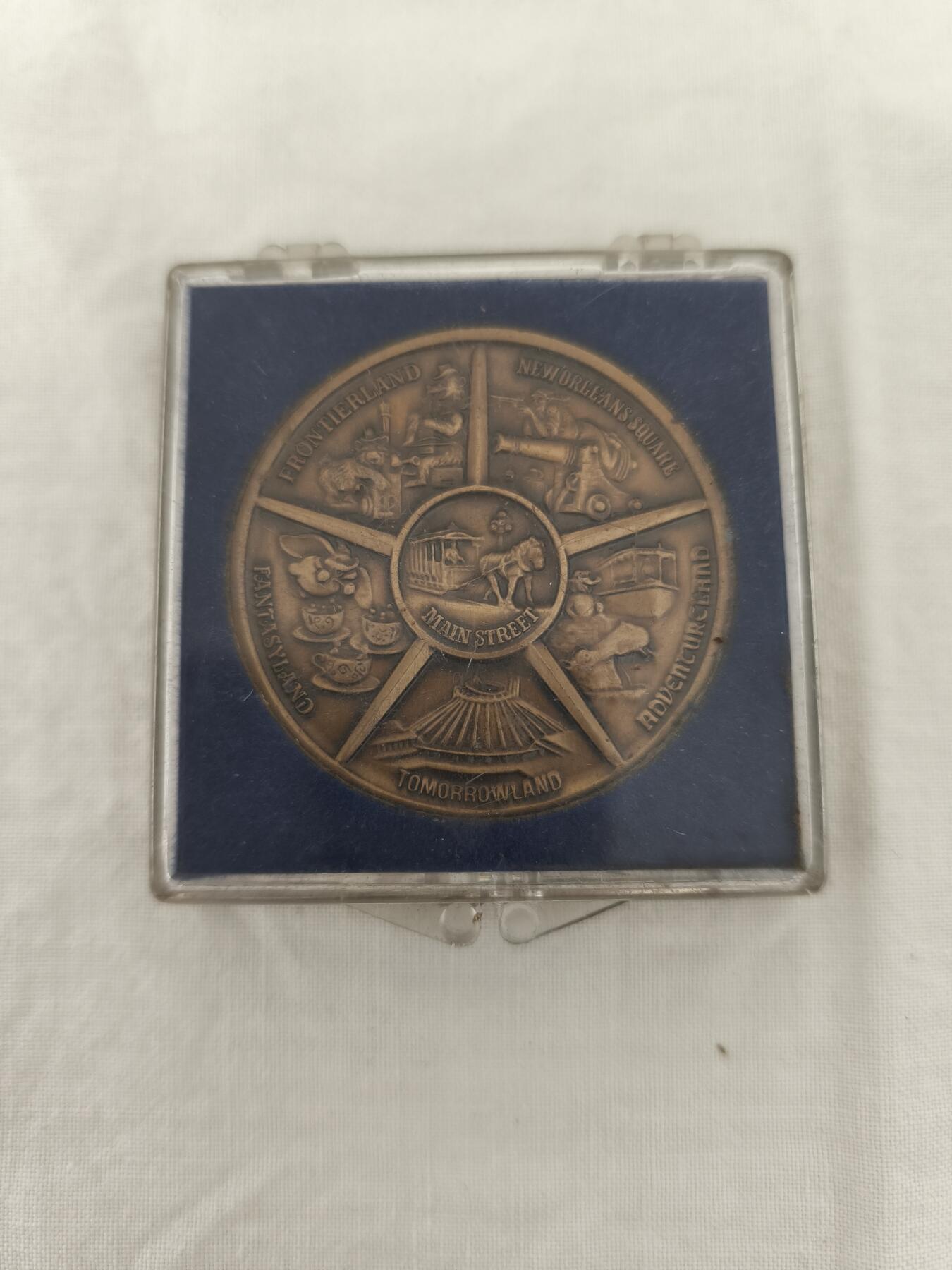 海外回流精品拍卖11.30 原盒全新日本迪士尼纪念铜章