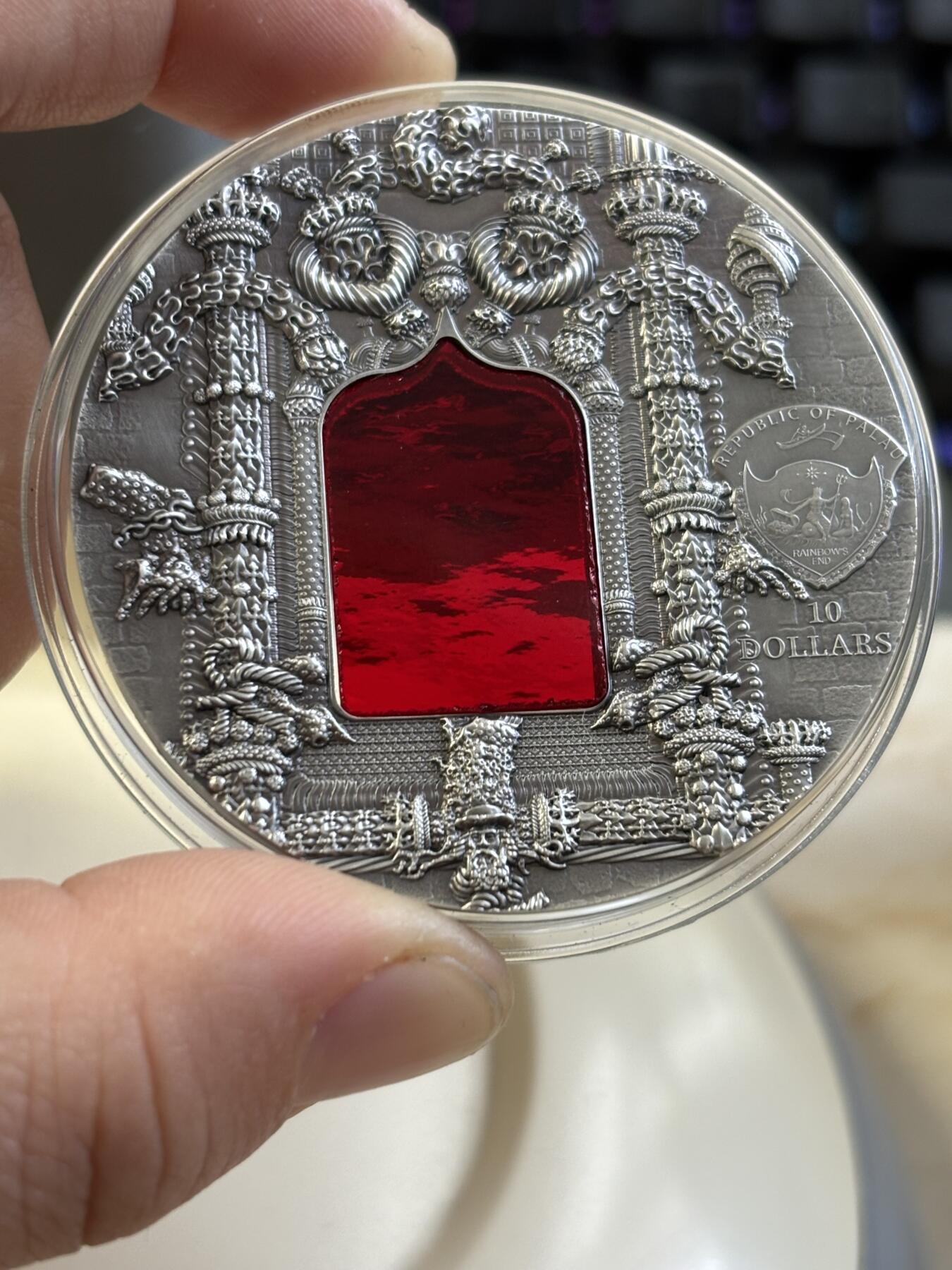 第183期拍卖 帕劳2011年蒂凡尼镶玻璃曼努埃尔式建筑2盎司银币，999银，发行999枚